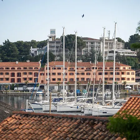 Apartmán Luxusapartment Mit Meerblick Nur 50 Meter Zum Yachthafen, 300 Meter Zum Vrsar